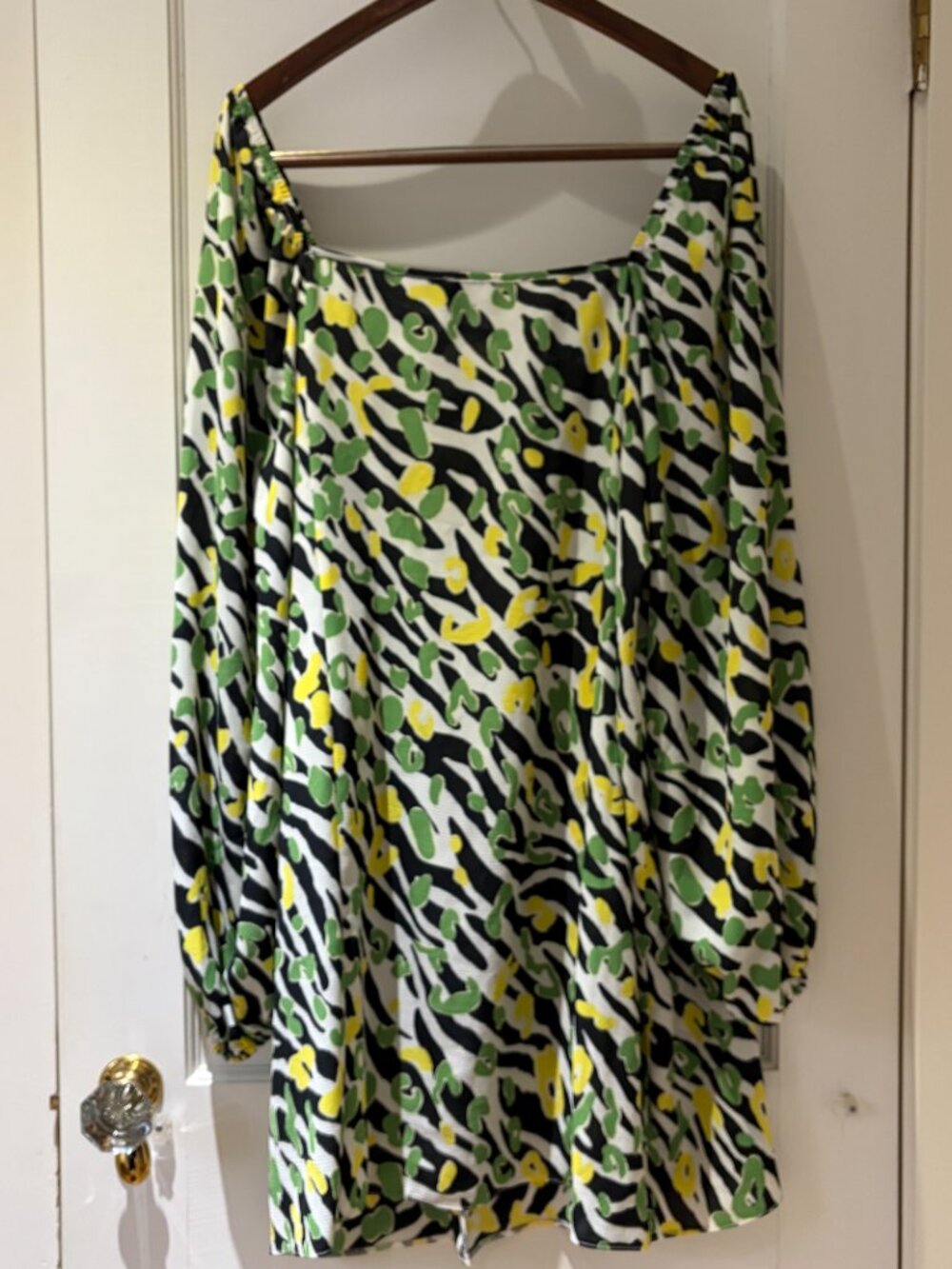ASOS DESIGN Curve flared sleeve mini tea dress in abstract zebra print Size 18 - Picture 10 of 10